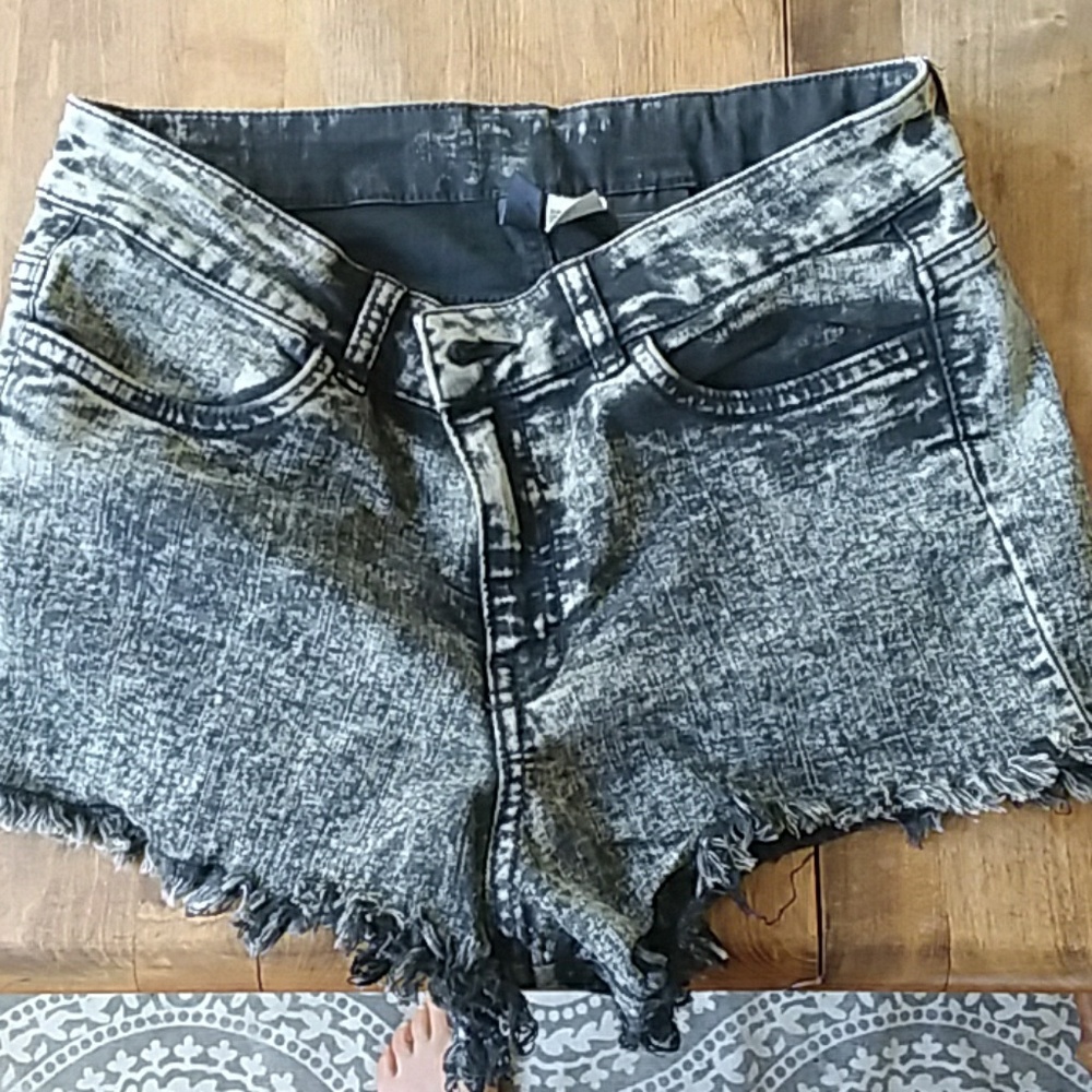 Divided distressed cut off shorts